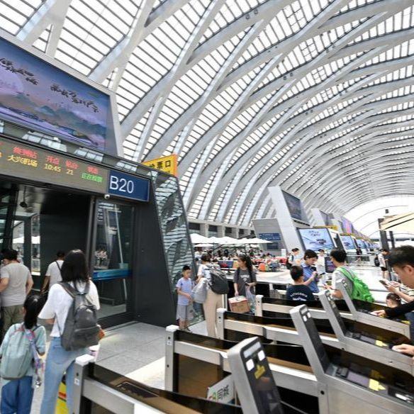 china-reports-record-railway-passenger-trips-in-h1