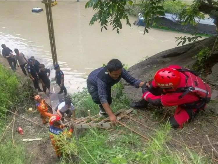 All affected in Xizang relocated safely after flash floods hit China-Nepal border port