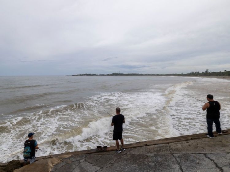 Stronger, bigger Hurricane Erin forecast to create dangerous surf along US coast