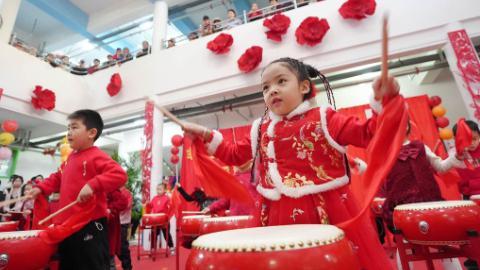 Kindergarten in China's Yinchuan holds cultural activities as New Year approaches