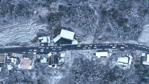 Snowy scenery draws tourists during China's New Year holiday