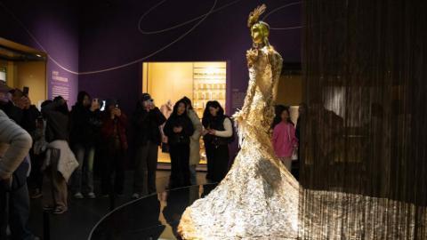 Exhibition on gold-threaded textile artifacts held at Chengdu Museum