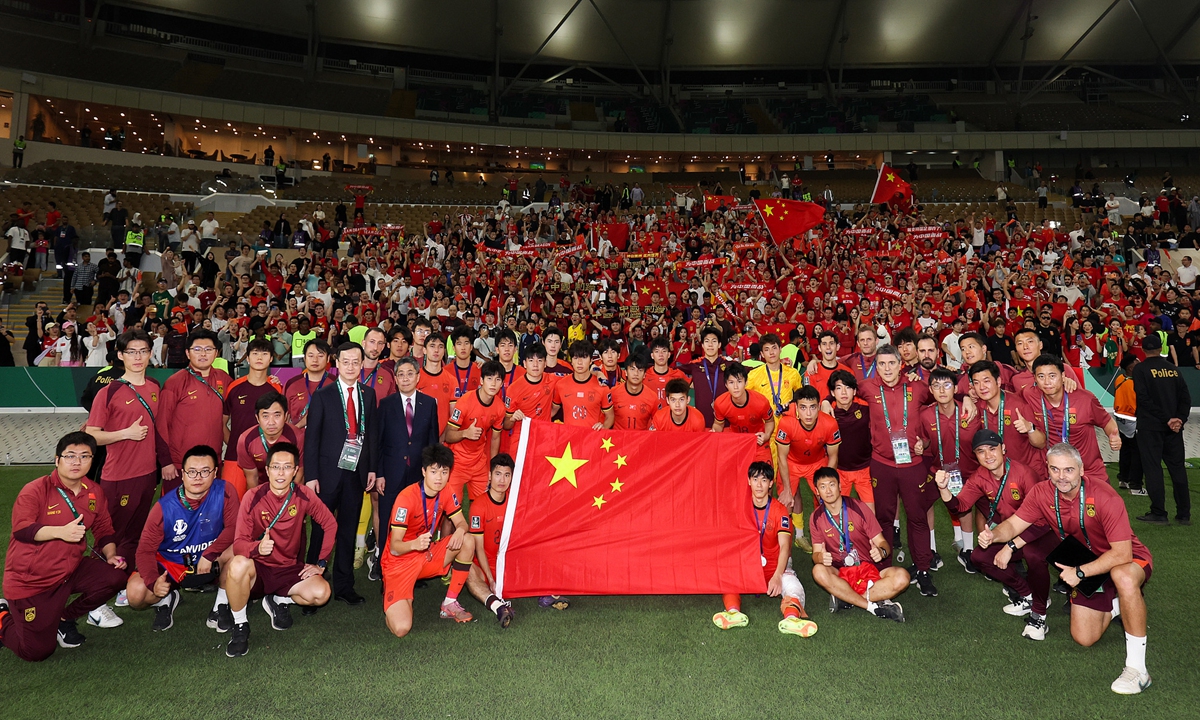 Chinese U23 men's national football team poses for group photo with fans after the U23 Asian Cup final on January 24. Photo：VCG