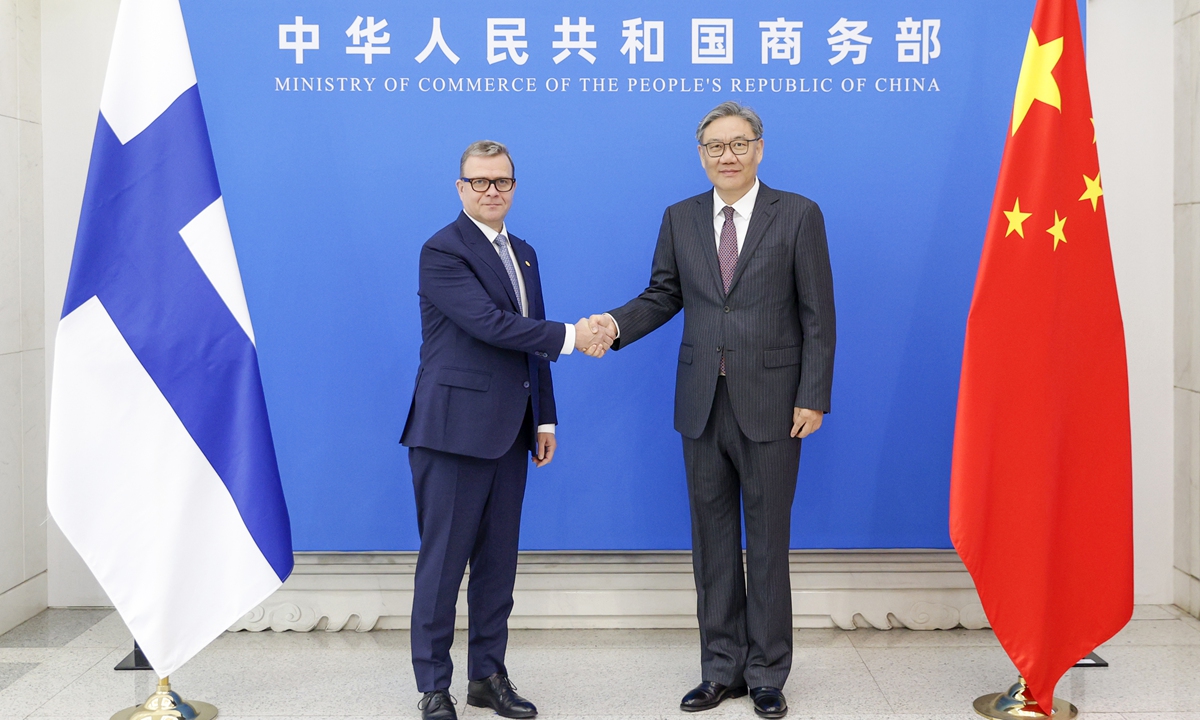 Finnish Prime Minister Petteri Orpo (left) shakes hands with Chinese Commerce Minister Wang Wentao in Beijing on January 26, 2026. Photo: MOFCOM