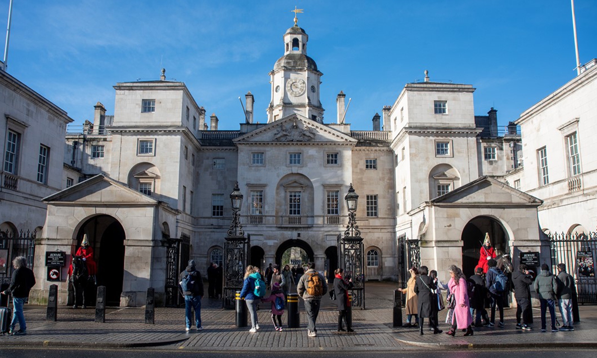 Tourists take photos of the guards in Whitehall London, UK on January 28, 2026. Photo: VCG