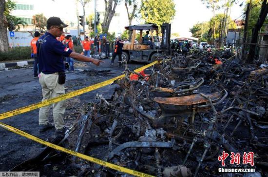 印度尼西亚东爪哇泗水3座教堂13日上午接连遭自杀炸弹攻击，造成11人死亡、40多人受伤。