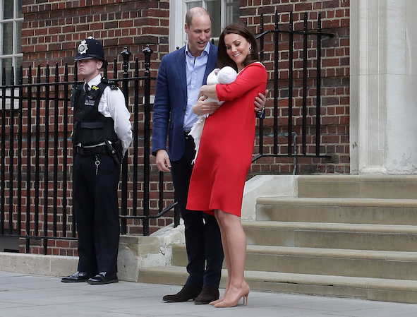Duke & Duchess show their new born.jpg