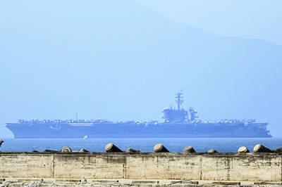 卡尔·文森号航母驶入岘港市仙沙港（来源：VnExpress）.jpg
