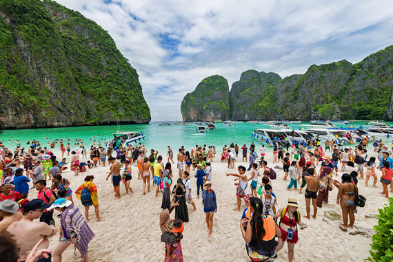 chinese-tourists-in-thailand-beach.jpg