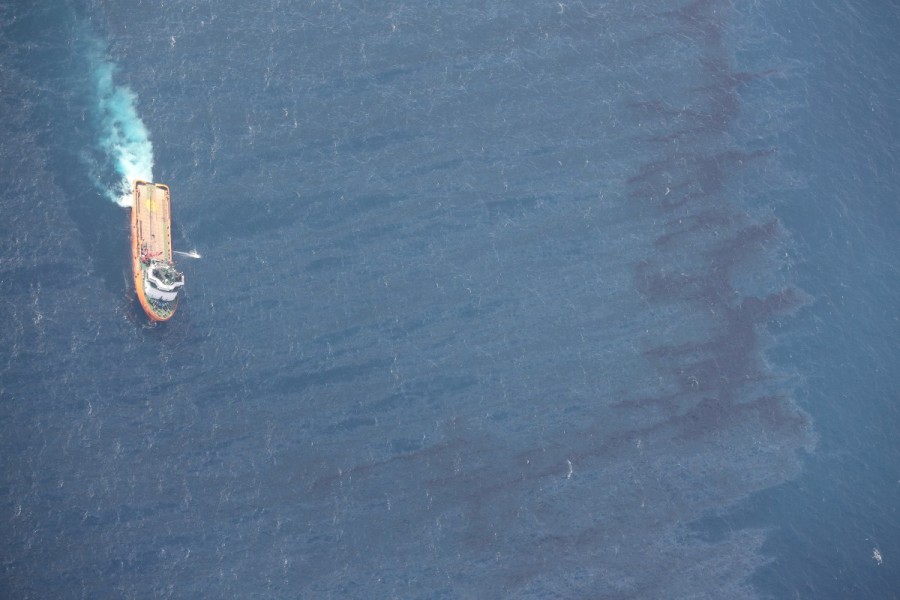 1516433942_chinese-rescue-ship-works-clean-oil-slicks-sunken-iranian-oil-tanker-sanchi-east-china-sea.jpg