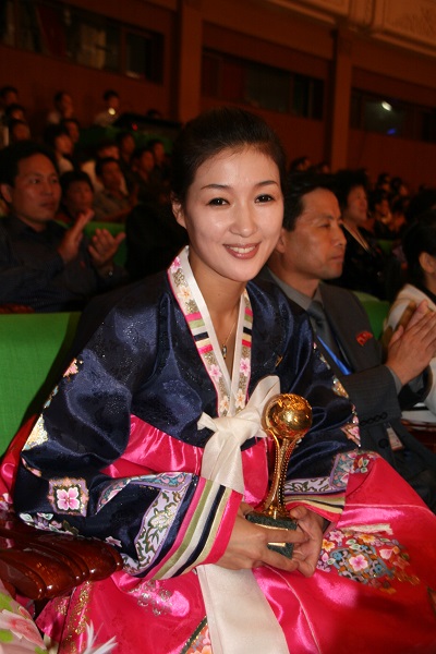 朝鲜女演员 程维丹摄.jpg
