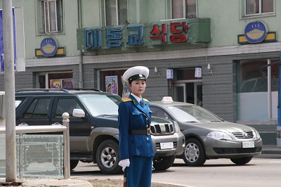 朝鲜平壤女交警 程维丹摄.jpg