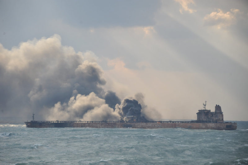 2018-01-10T030846Z_1838218319_RC1EEA40C2F0_RTRMADP_3_CHINA-SHIPPING-ACCIDENT-OIL-800x533.jpg