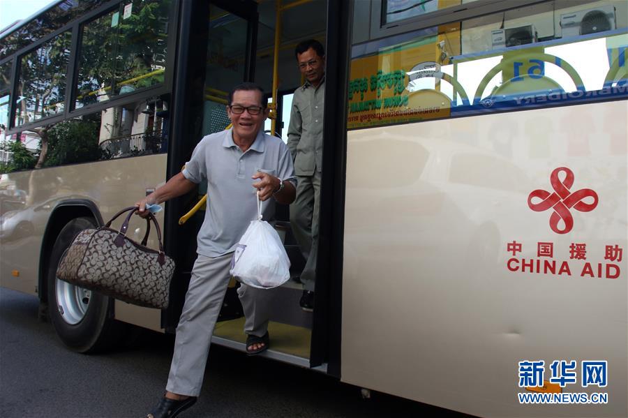 1月5日，在柬埔寨金边，乘客走下中国援助的“宇通”公交车。新华社 索万纳拉摄.jpg