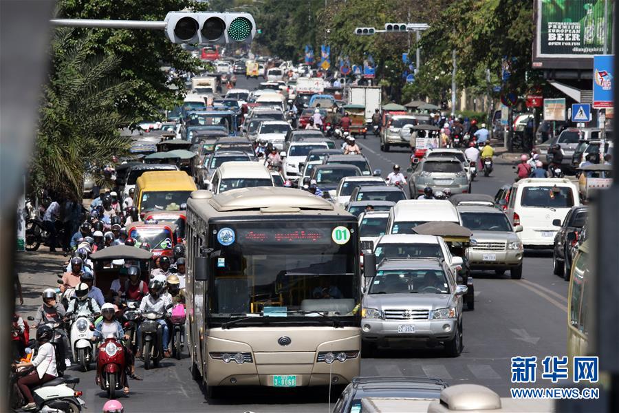 1月5日，在柬埔寨金边，一辆中国援助的“宇通”公交车行驶在大街上。新华社索万纳拉摄.jpg