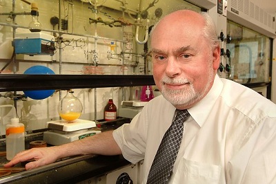 39565_Fraser_Stoddart_photo_in_laboratory__mid.jpg