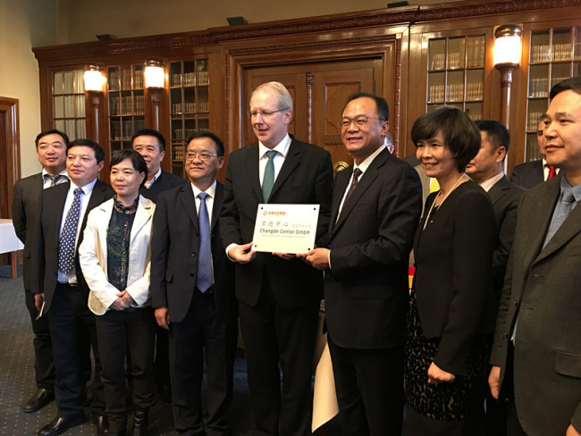 Hannover Mayor Stefan Schostock (R, 4th) and Changde Vice Mayor Ren Chen (R, 3rd) unveil the Changde Center in Germany, on November 3rd, 2017. [Photo: China Plus] 