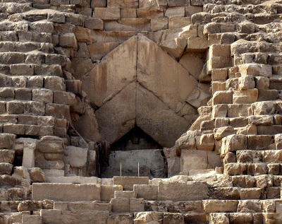 1280px-Pyramid_of_Khufu_-_Entrance.jpg