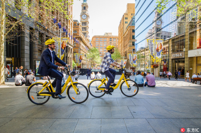 Australians ride ofo shared-bikes in Sydney, Australia, on September 25, 2017. [Photo: IC]