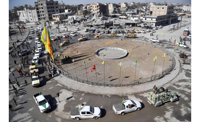 Syrian Democratic forces (SDF) circulaig a square in Raqqa - (Archives).jpg