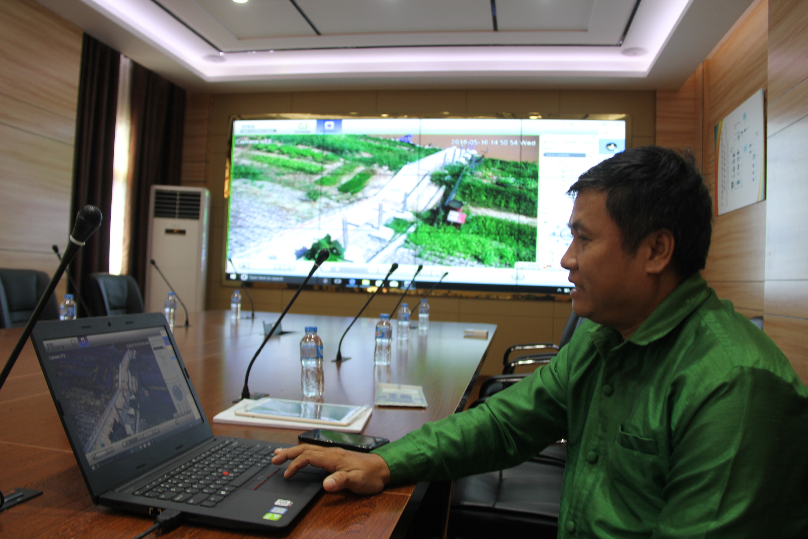 老挝工作人员在国家水资源信息数据中心进行水文信息数据自动采集传输1.JPG