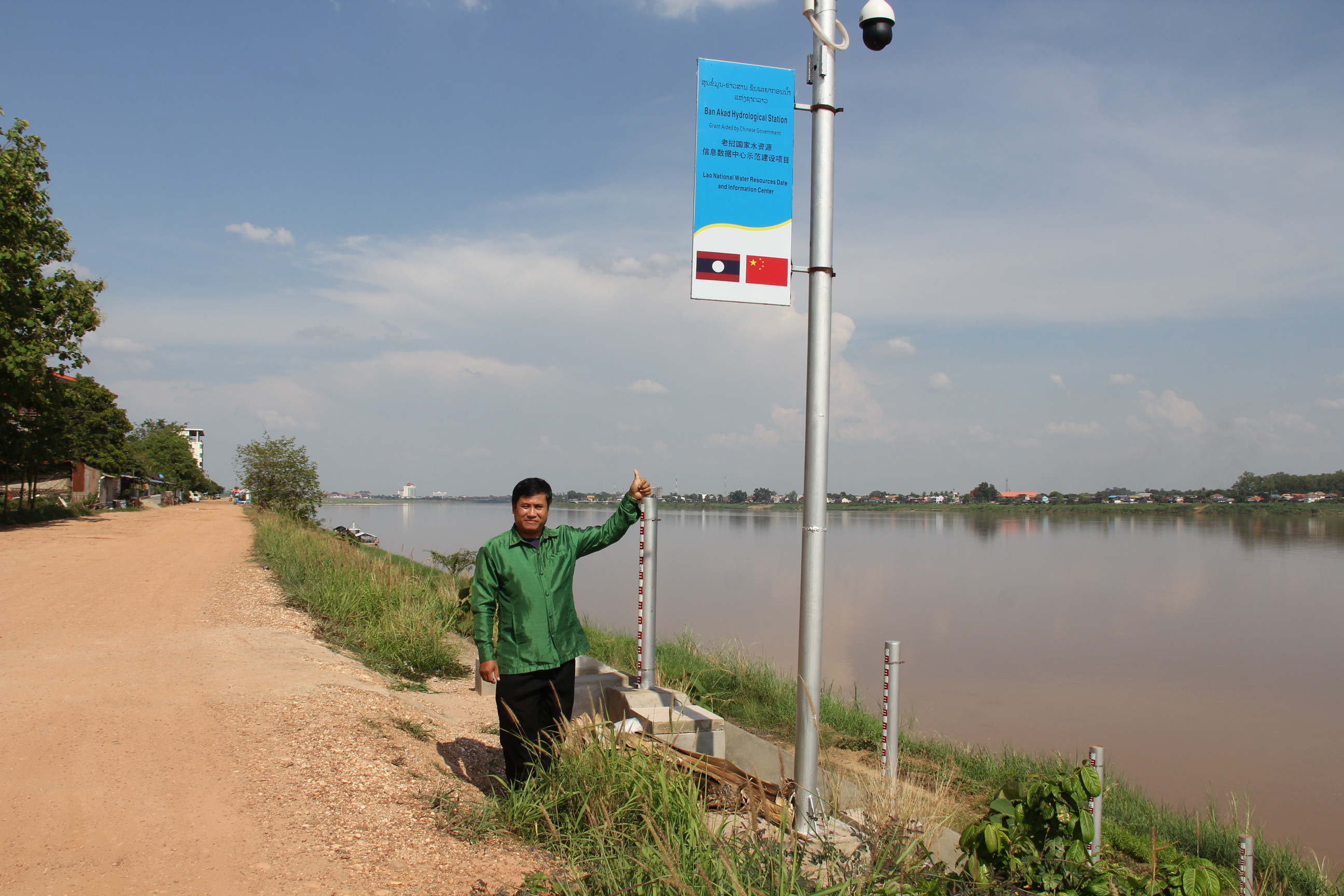 中国政府援建的万象水文站内的湄公河水位、流速数据采集设备.JPG