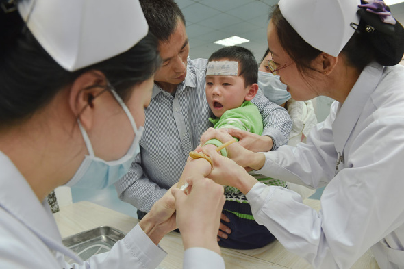 A child with flu receives treatment at Fujian Maternity and Child Healthcare Hospital in Fuzhou, Fujian province. [File Photo/Xinhua)