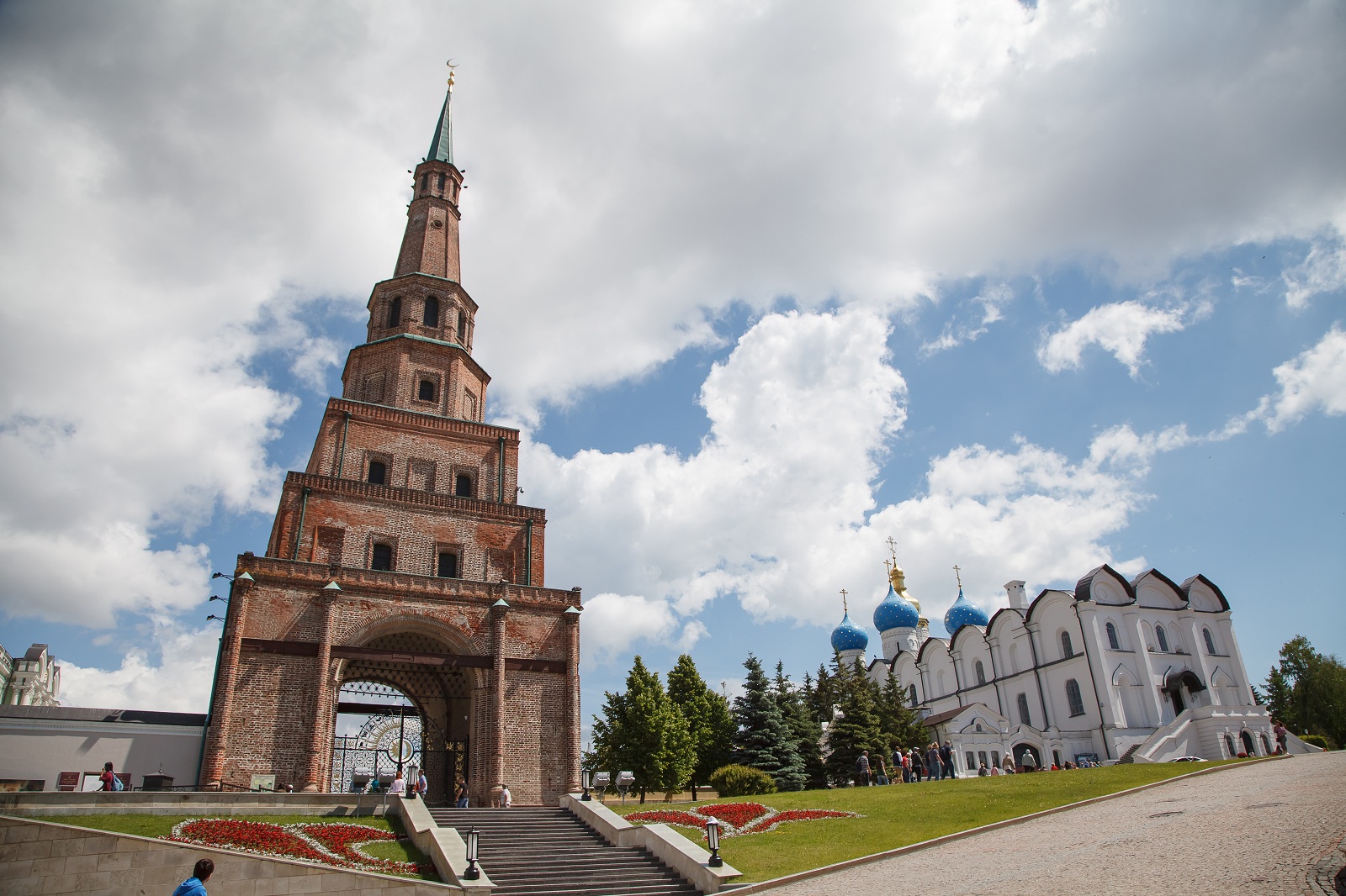 Söyembikä_Tower_The_Watchtower_is_the_architectural_symbol_of_Kazan_One_of_the_so-called_leaning_towers_Its_height_is_58_metres.jpg