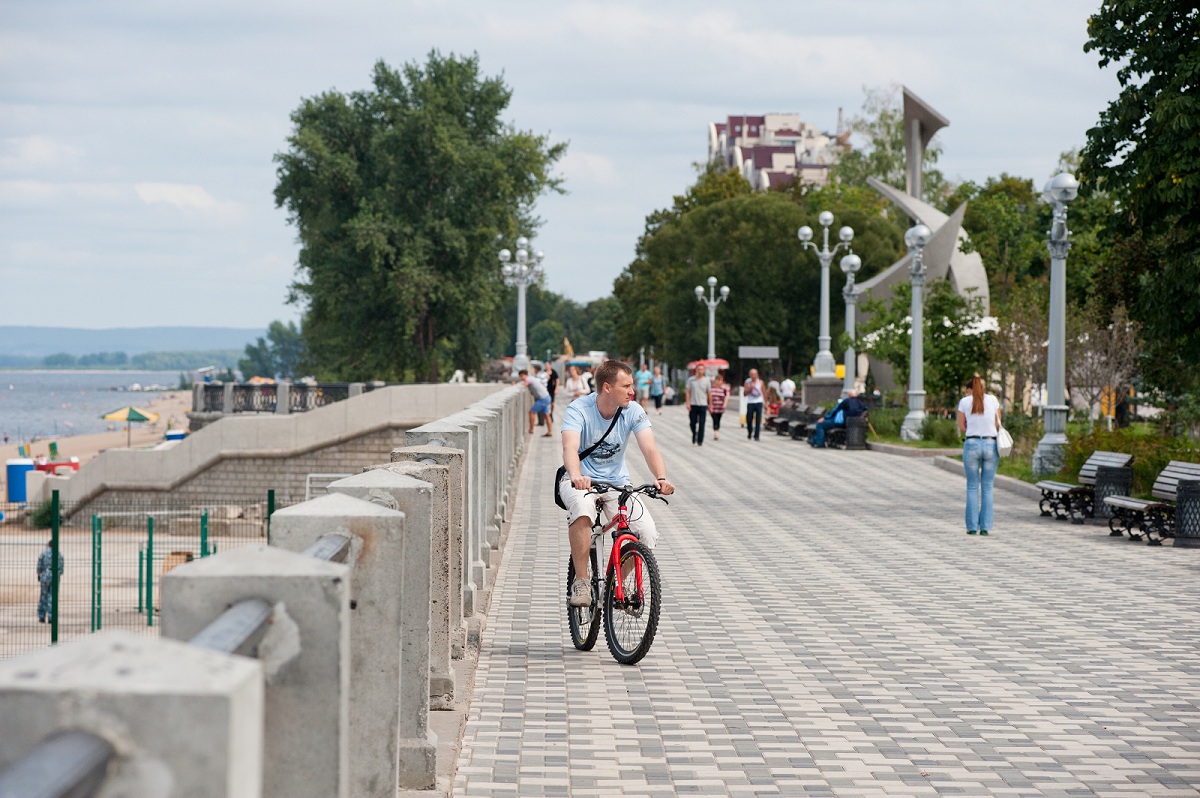 Embankment_The_5-kilometer_embankment_is_the city’s_landmark_that_is_a_great_place_to_enjoy_the_beauty_of_the_Volga_River_副本.jpg