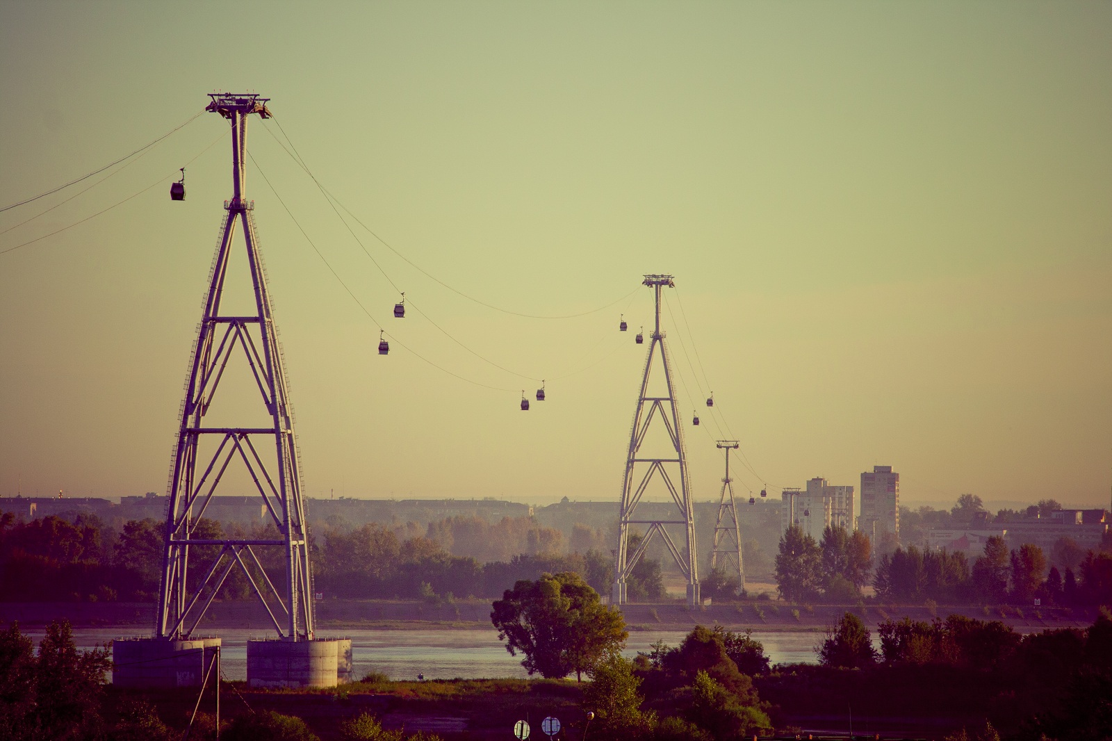 Nizhny_Novgorod_Cableway_a_commuter_cableway_that_connects_the_city_with_its_satellite_Bor_The_ride_peaks_at_82m_and_has_a_861-meter_between_the_supports_the_longest_span_in_Europe.jpg