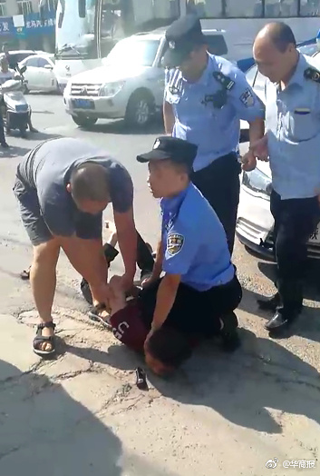The suspect who stabbed several passengers on Friday afternoon on a bus in Xi'an, in northwest China's Shaanxi Province, is detained by the police. [Photo: hsb.hsw.cn]