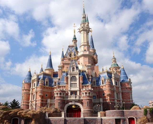 Shanghai-Disneyland-Enchanted-Storybook-Castle.jpg