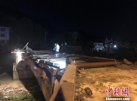 The top of a lounge bridge in Langgan village in east China's Zhejiang Province collapsed on Friday, July 27, 2018. [Photo: Chinanews.com]