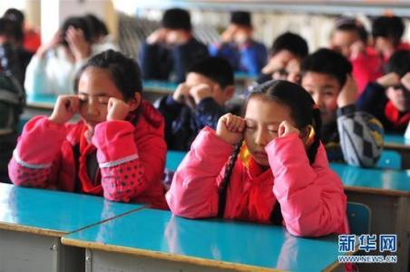 学生近视.jpg