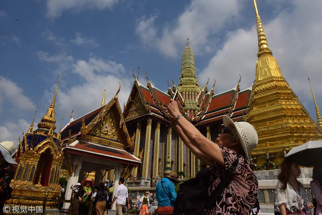 A Chinese tourist takes photos at a tourist attraction in Bangkok, Thailand. [File photo: VCG]
