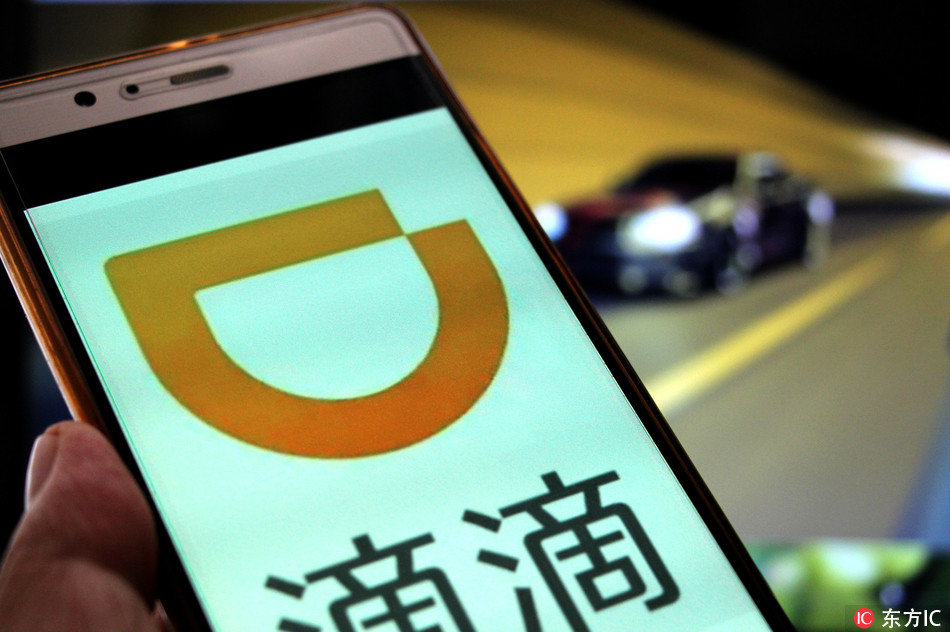 A Chinese mobile phone user uses the mobile app of taxi-hailing and car service Didi Chuxing on his smartphone in Huaibei city, east China's Anhui province, 5 September 2018.[Photo: IC]