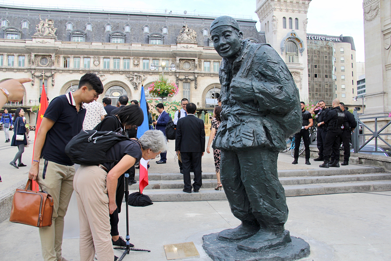 1、图为树立在巴黎里昂火车站广场的一战华工纪念雕像。龚鸣摄_副本.jpg