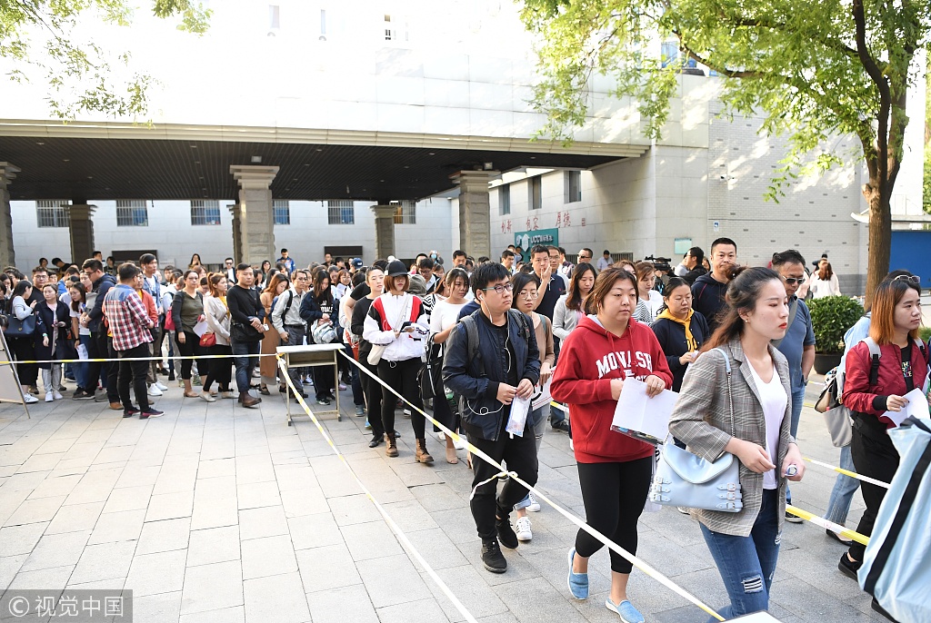  Examinees queue up in line to take the written test for the recruitment of the Beijing Winter Olympics Committee on Saturday, September 22, in Beijing. [Photo: VCG] 