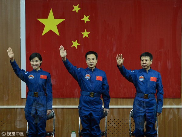 神九航天员指令长景海鹏（中）航天员刘旺（右）、航天员刘洋（左）.jpg