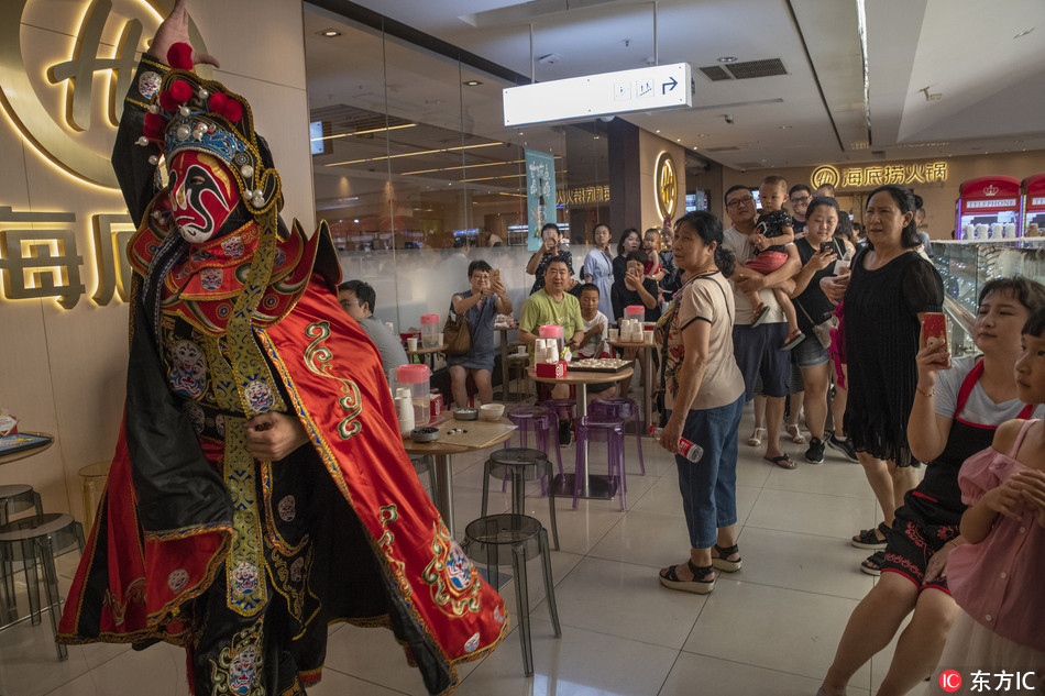 A traditional Chinese mask show at a Haidilao restaurant in Beijing on June 29, 2018. [File Photo: IC]