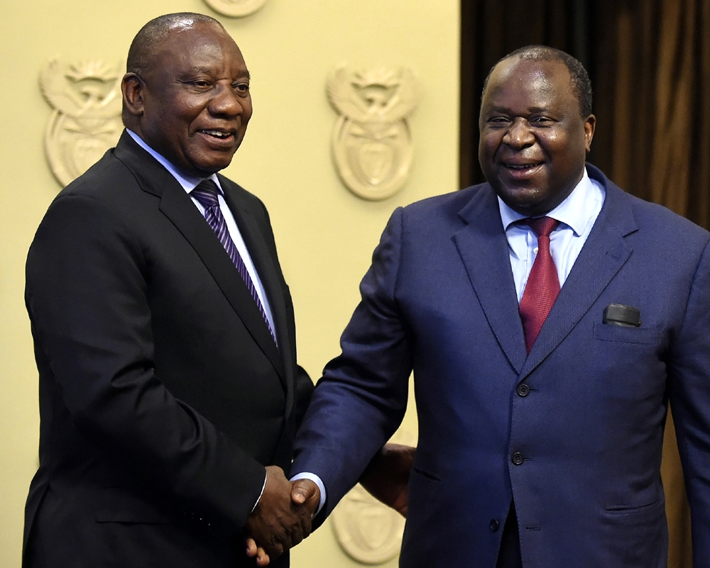 South African President Cyril Ramaphosa, left, shakes hand with newly elected Finance Minister, Tito Mboweni, in Cape Town, South Africa, Oct.9 2018. [Photo: AP]
