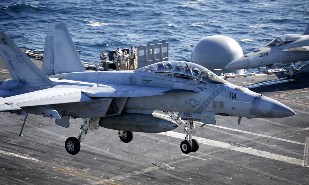 A U.S. Navy F/A-18 Super Hornet fighter lands onto the deck of the USS Ronald Reagan, a Nimitz-class nuclear-powered super carrier, during a joint naval drill between South Korea and the U.S. in the West Sea, South Korea, Oct. 28, 2015. [File Photo: AP/Kim Hong-Ji]
