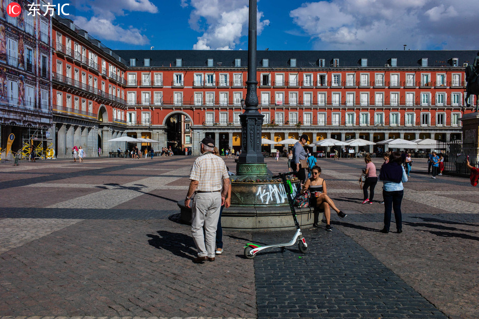 A photo taken on September 17, 2018 shows people in Plaza Mayor in Madrid, Spain. [Photo:dfic.cn] 