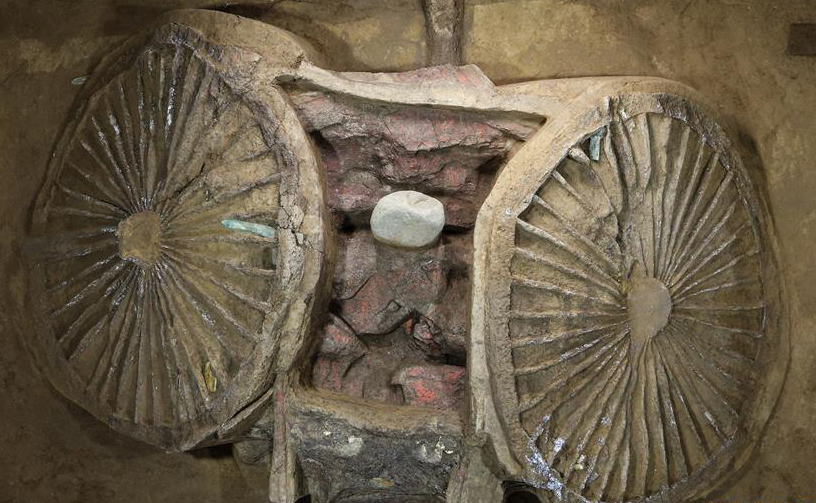 Archaeologists unveil the details of a deluxe carriage unearthed in a cemetery dating back to the Eastern Zhou Dynasty in Hebei Province. [Photo: Xinhua]