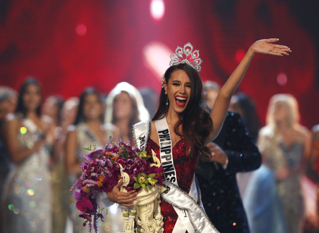 Miss Philippines Catriona Gray jubilates after she was crowned as the new Miss Universe during the Miss Universe 2018 beauty pageant at Impact Arena in Bangkok, Thailand, 17 December 2018. [Photo: IC]