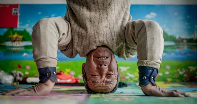 Guo performs a difficult yoga move. [Photo: IC]