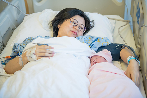 On 1 January 2019 in China, (left) mother Xu Hui rests with her newborn daughter Li Xin Yao.[Photo:UNICEF]