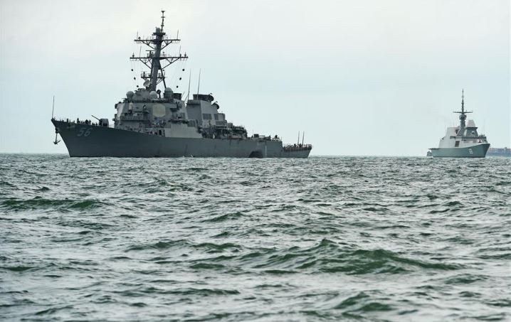 US warship xinhua.JPG