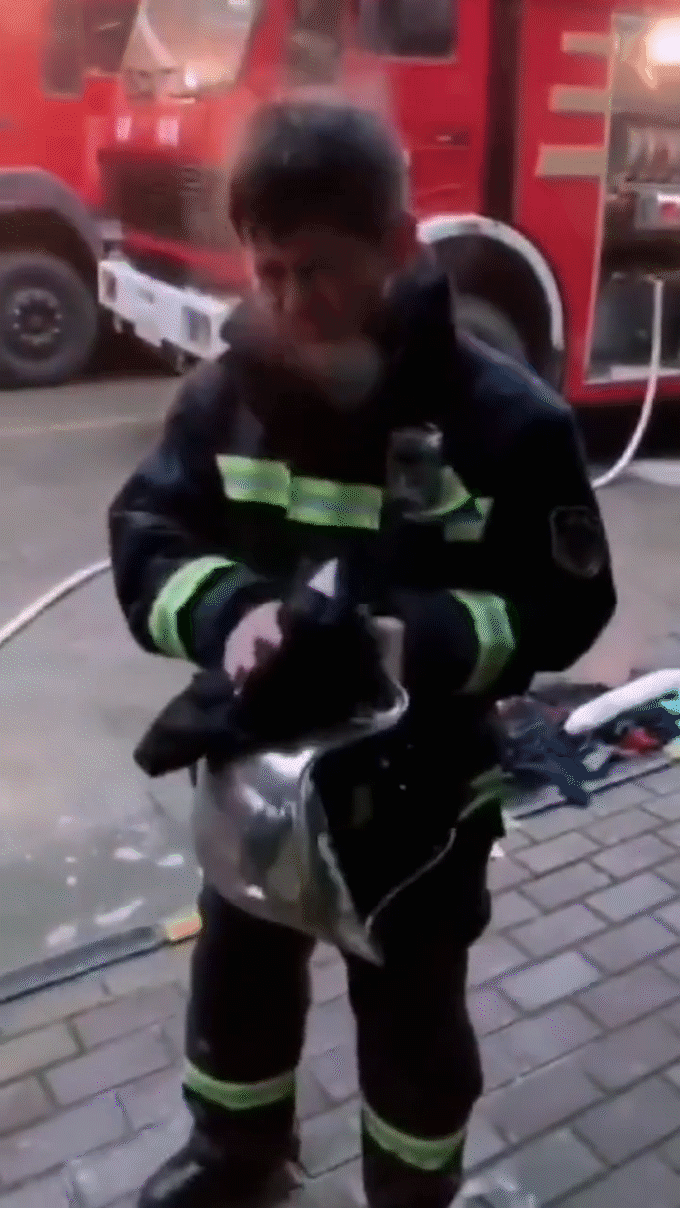 最美“仙气妆”！消防员灭火后走出火场，头-原创-高清正版视频在线观看–爱奇艺_4.gif