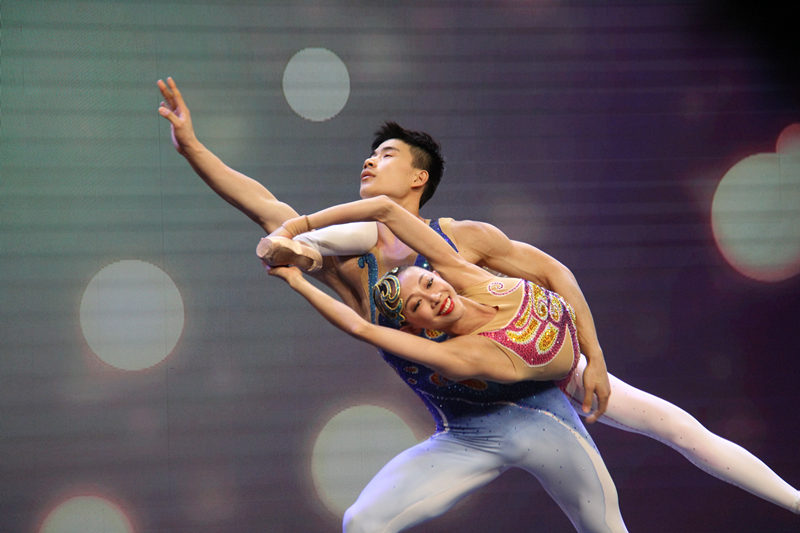 图为中国杂技演员表演《肩上芭蕾》2。龚鸣摄.jpg